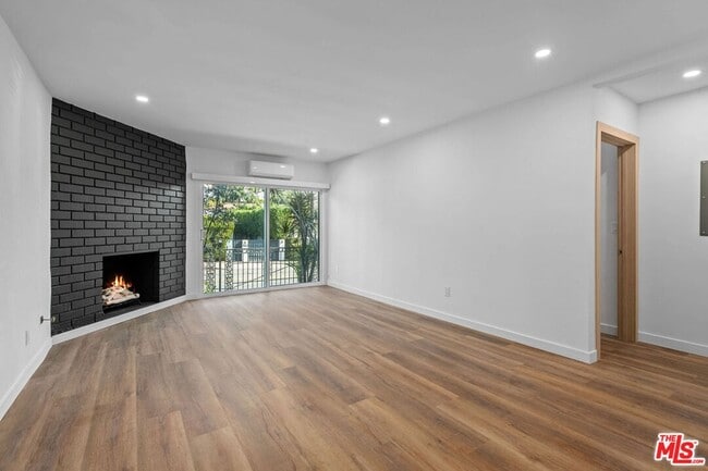 Primary Photo - 2447 Beachwood Dr