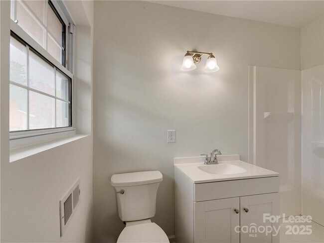 Building Photo - 1422 Holmes Dr