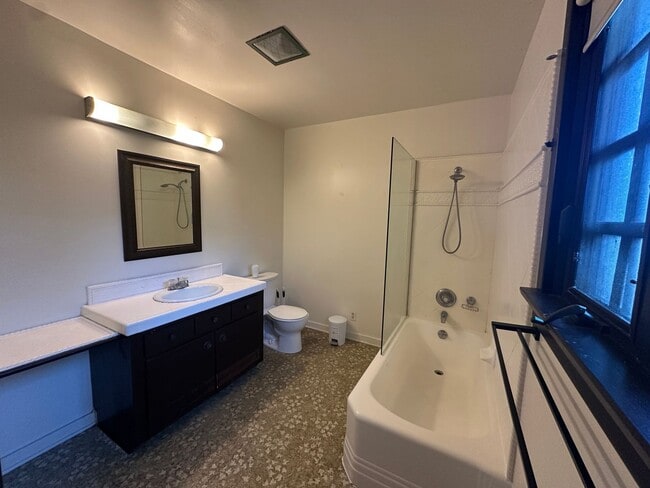 Building Photo - SPACIOUS MANSION WITH 2 PRIVATE ROOMS *FOR...