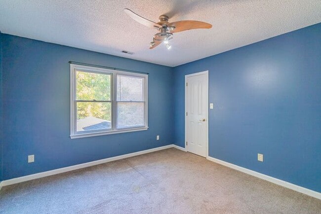 Building Photo - Beautiful 4-bedroom 2.5 bath home in desirable Brownes Ferry subdivision