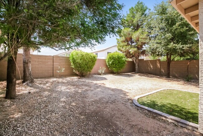 Building Photo - 1161 E Lakeview Dr