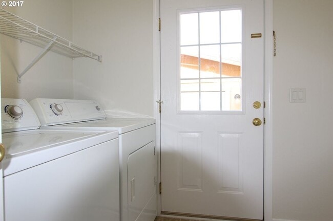 Building Photo - 3 Bedroom Home with Amazing Views