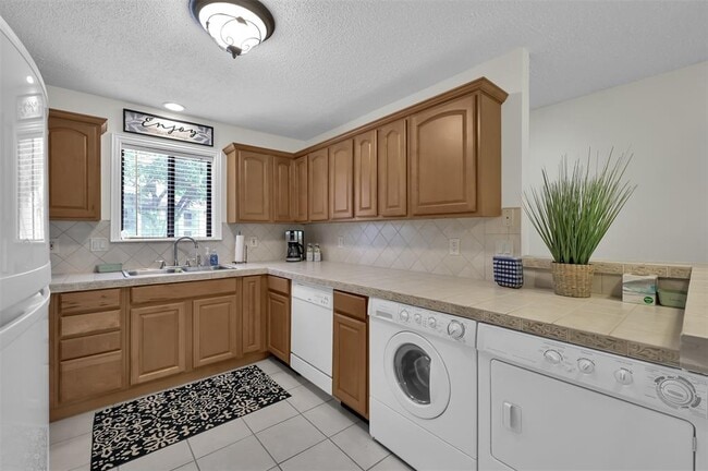 Building Photo - 12100 Melville Dr