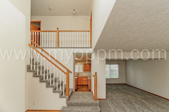 Building Photo - Bright and Spacious 4 Bedroom Home | Bellevue
