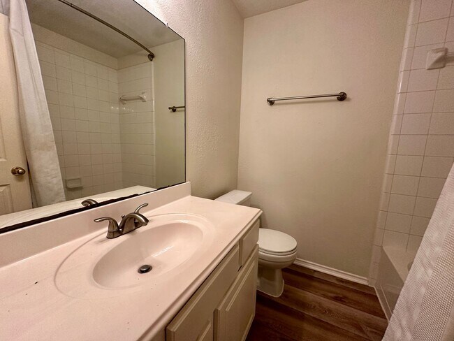 Building Photo - For Lease | 3 Bed, 2 Bath | 1,528 Sq Ft | ...