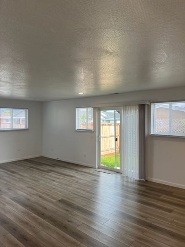 Building Photo - 3 BEDROOMS SINGLE LEVEL HOME