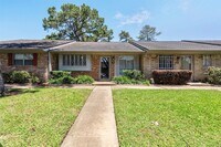 Building Photo - 1016 E Tri Oaks Ln