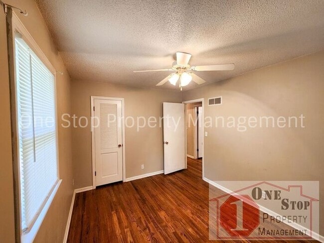 Building Photo - Beautiful 3 Bedroom 2.5 Bathroom Home in R...