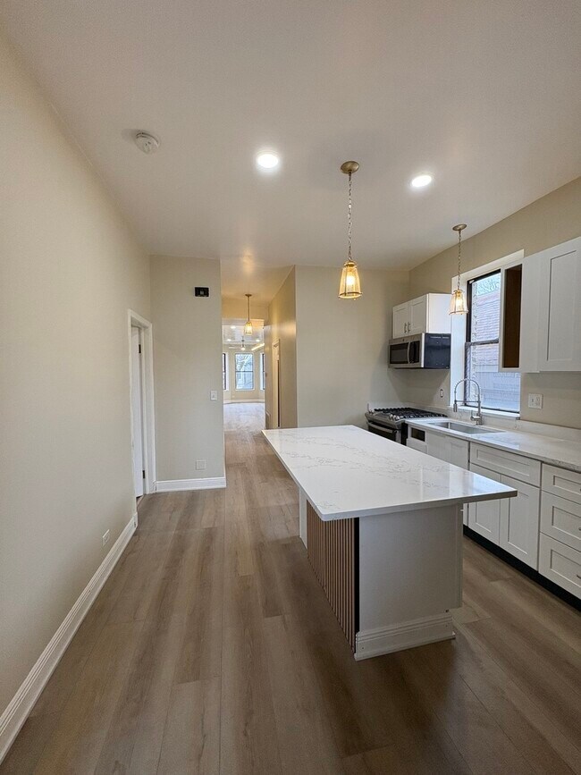 Building Photo - 1628 N Kimball Ave