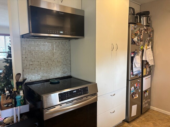 Building Photo - 3 Bed 1 Bath Home W/Large Backyard Walking Distance To Everything.