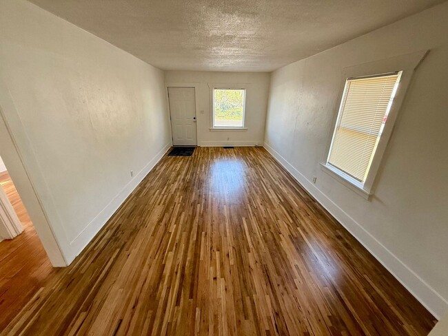 Building Photo - Charming 2-Bedroom, 1-Bathroom House for R...