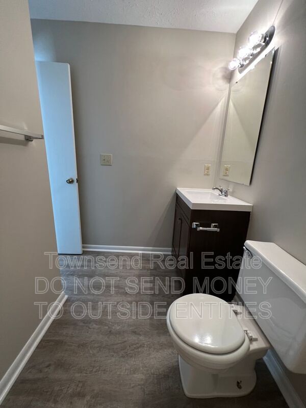 Building Photo - 1429 Ireland Dr
