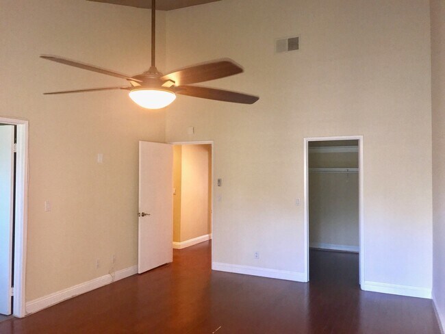 Building Photo - Beautiful and spacious multilevel townhouse in model home condition