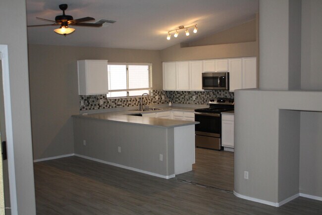 Building Photo - 6123 N 135th Dr