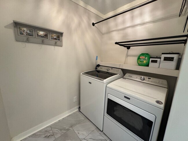 Building Photo - Executive Rental 4 bed 3 bath home in the heart of Country Club