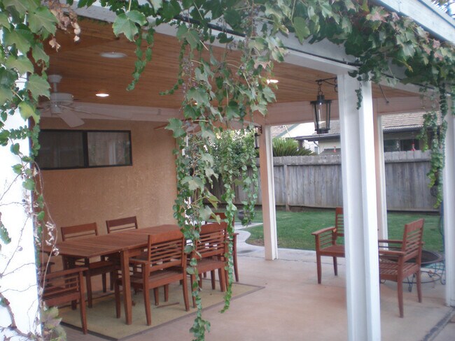 Building Photo - ***New Listing*** 3 Bedroom 2 Bath home in SW Visalia!!! Yard Care Included!