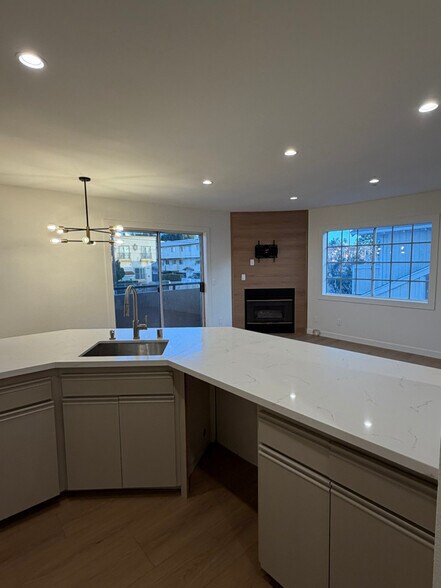 Building Photo - 7349 Balboa Blvd