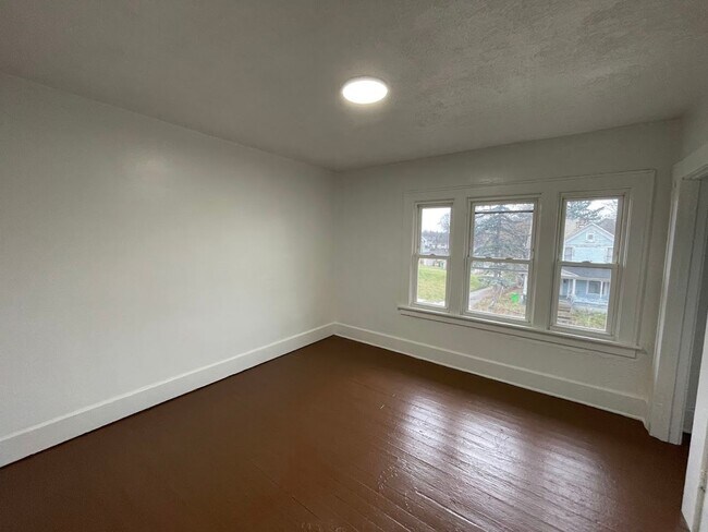 Building Photo - 724 S Linden Ave