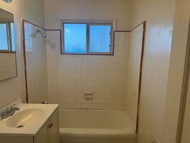 Building Photo - 232 Warren Ave