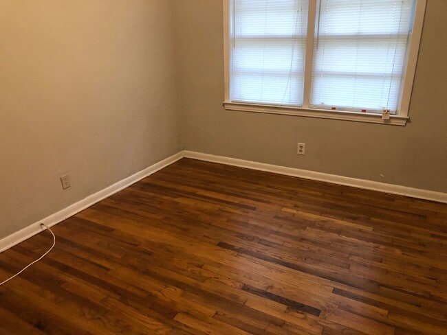 Building Photo - 4 Bed/ 2 bath House with Fenced Yard!! Available August 2026!