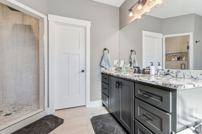 Building Photo - 3 Bedrooms Plus an Office & Sun room