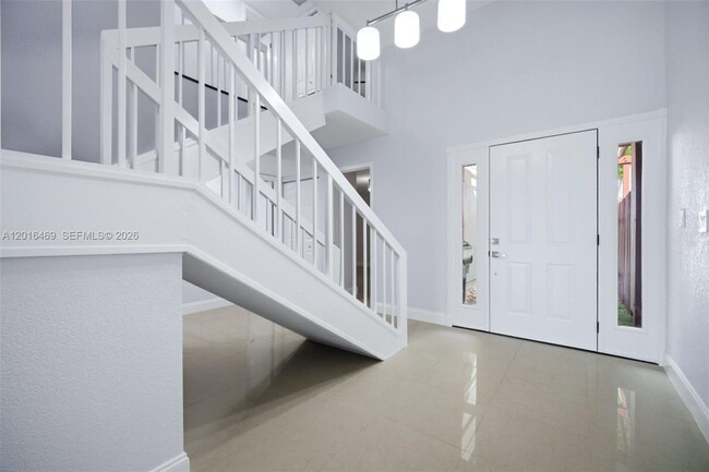 Building Photo - 10941 N Lakeview Dr