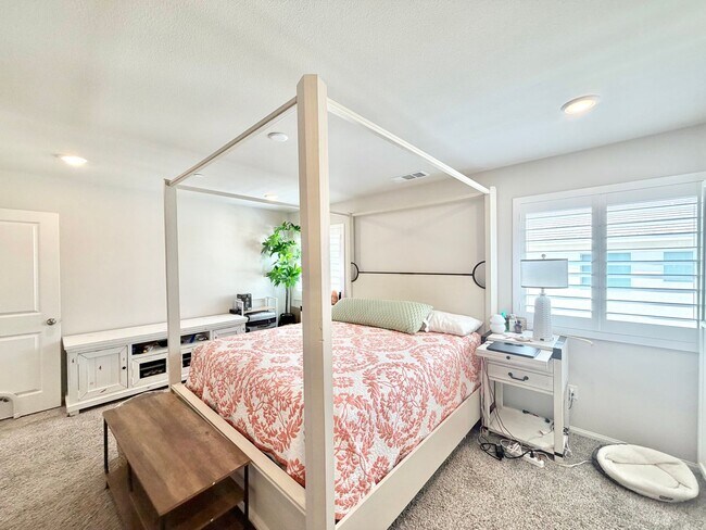 Building Photo - Modern 5 Bedroom 3 Bathroom Home in Tierra Del Sol with INCLUDED Solar & Low-Maintenance Living