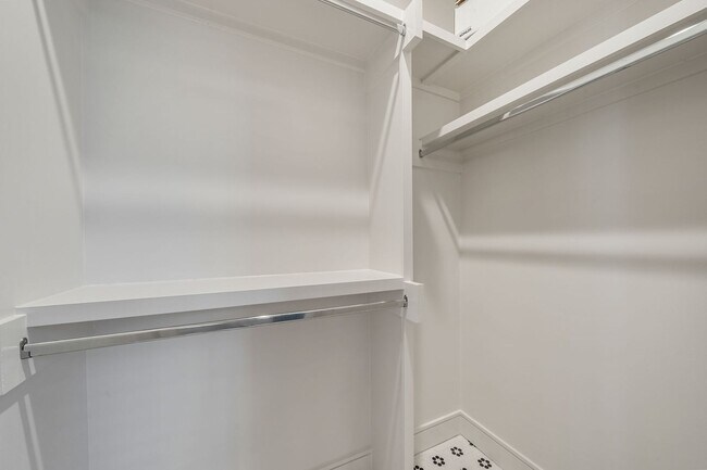 Building Photo - 917 E 37th St