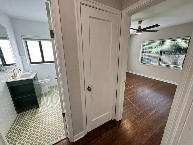 Building Photo - 2210 SW 25th St