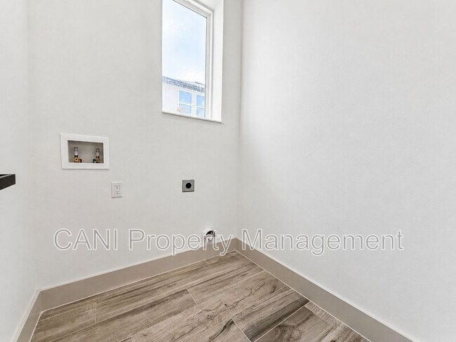 Building Photo - 724 Ellwood Ave