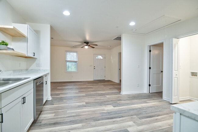Building Photo - COMING SOON! Modern Living Awaits in This Fully Renovated 2BR Home in Rock Hill!