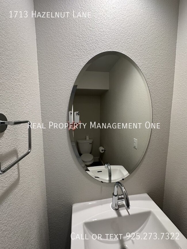 Building Photo - 1713 Hazelnut Ln