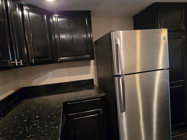 Building Photo - Beautiful two story, 3 bed, 1 full bath, 2...