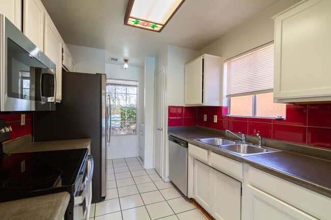 Building Photo - Great 3 bedroom, 2.5 bath home in convenie...