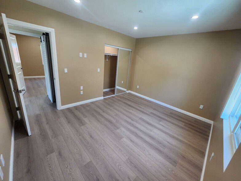 Building Photo - 10941 Walnut Dr