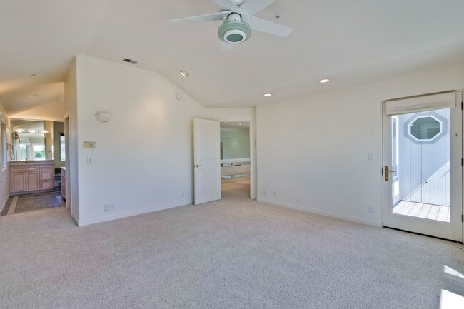 Building Photo - Large 3,767 sqft home on a 10,000 sqft lot- 2 bed located on 1st floor w/ separate entrance - Top...