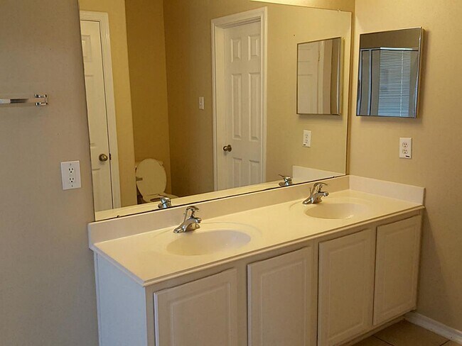 Building Photo - 111 Gallery Cove Ct