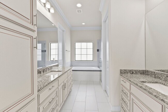 Building Photo - Elegant 3-Bedroom Home in Gated Inner Loop...