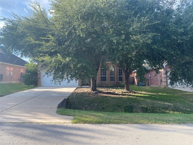 Building Photo - 9210 Hidden Lake E Dr