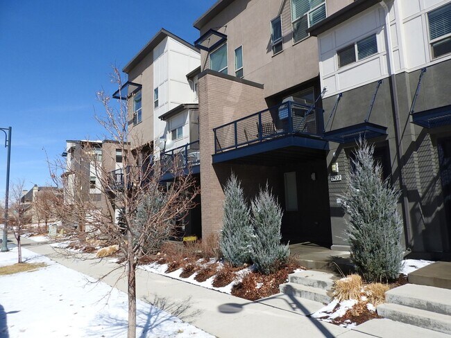 Building Photo - 2422 Uinta St
