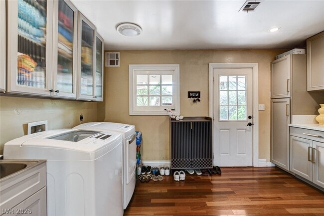 Building Photo - 7001 Alamitos Cir