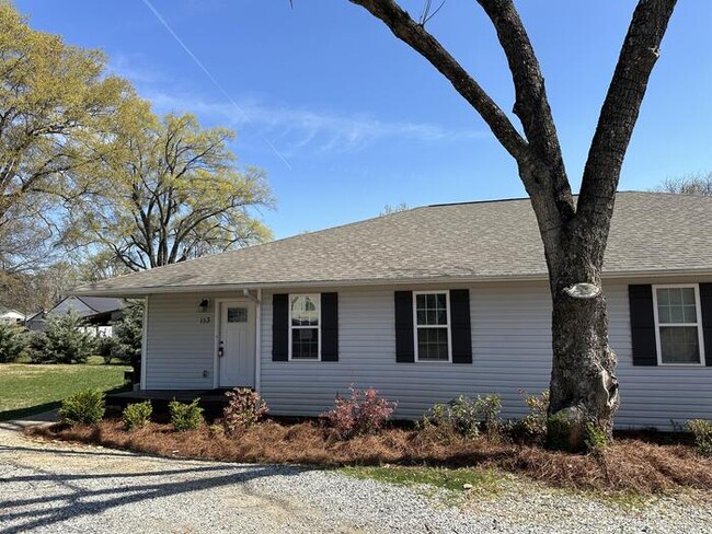 Building Photo - Beautiful 3 bedroom 2 bath ranch style!