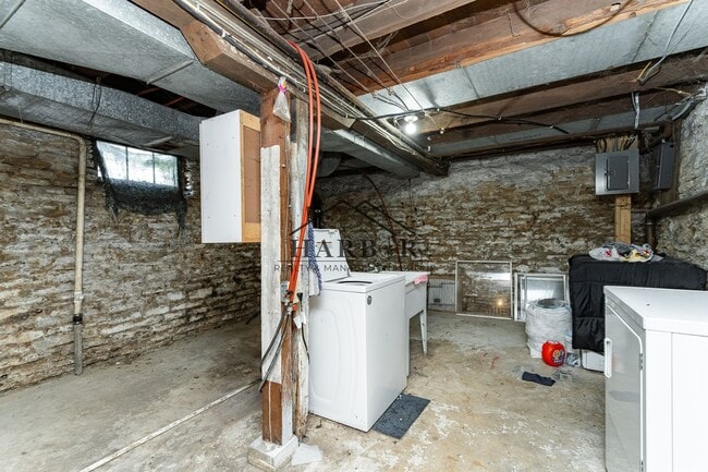 Building Photo - 4 Bedroom Home-Walking Distance to Downtown Rochester!