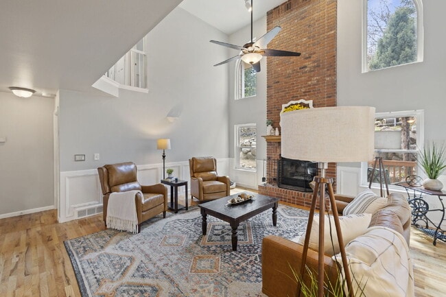 Building Photo - Spacious 6-Bedroom Broadmoor Rental with M...