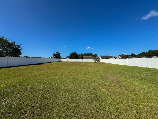 Building Photo - Charming 3 Bed 2 Bath Raeford Home with Fe...