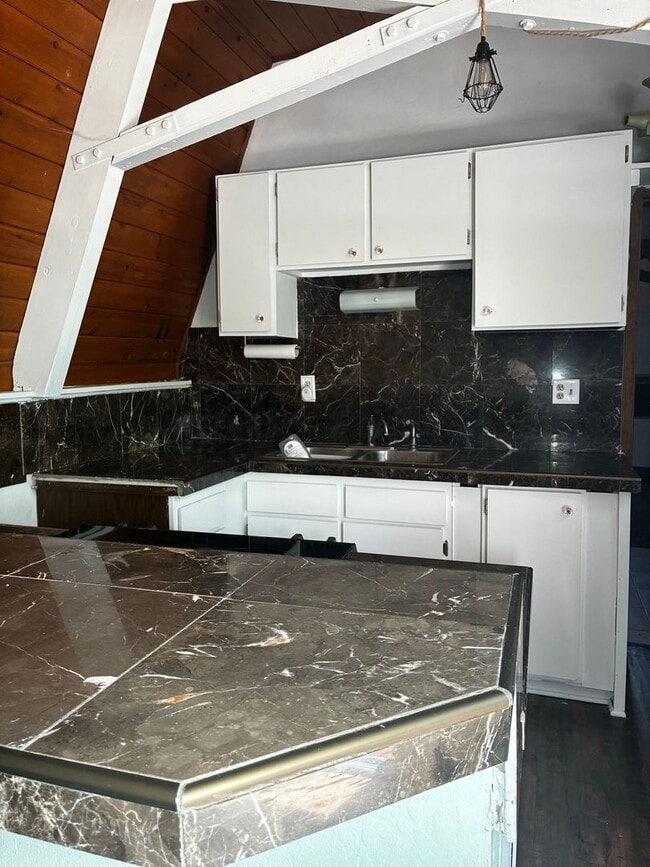Building Photo - Cozy 2 Bed | 1 Bath Cabin in Prime Location!