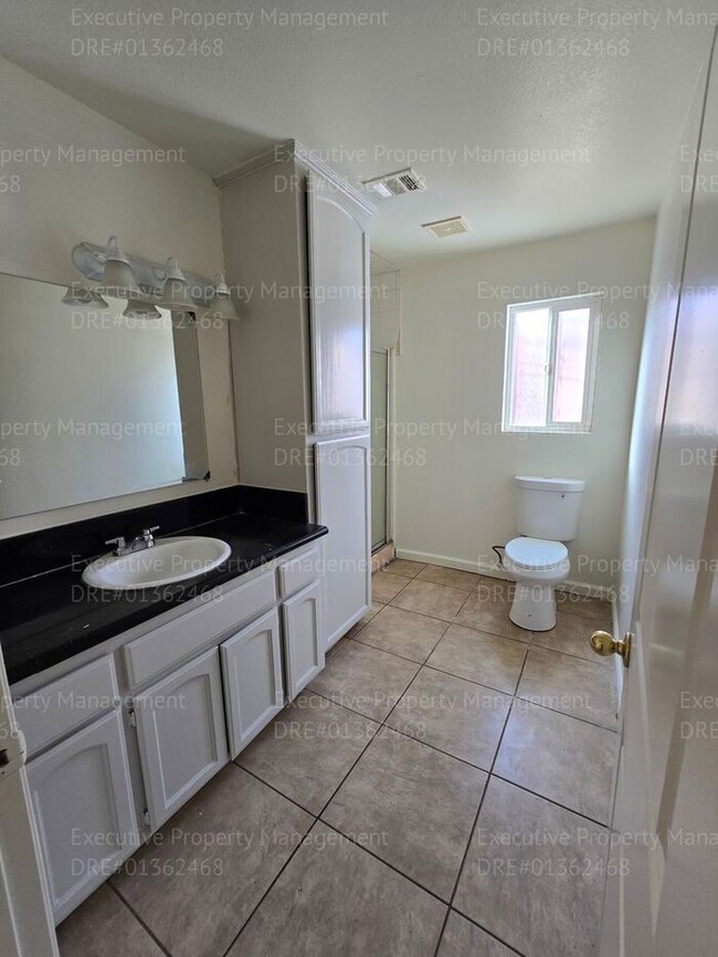 Building Photo - 3 bedroom/ 2 bathroom home