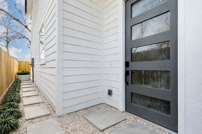 Building Photo - 112 Luetta St