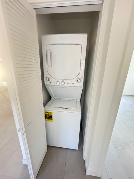 Building Photo - 889 W 8th St