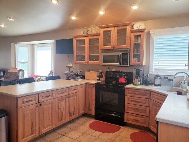 Building Photo - Fully Furnished Exquisite West-End Home! 650 Minimum Credit Score Required